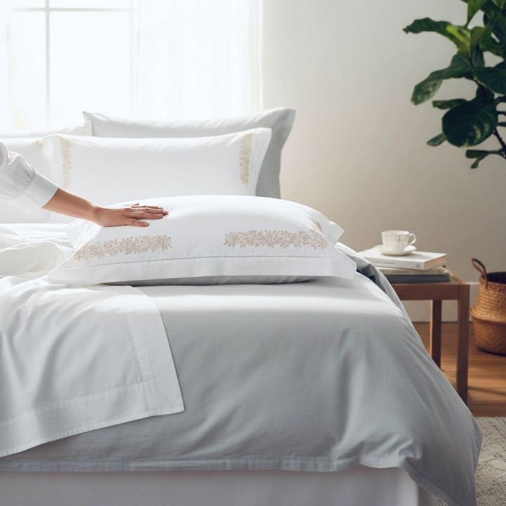 Vỏ gối 50x70 trắng thêu mi rắc be